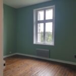 Chambre repeinte en vert d'eau avec parquet bois poncé - Peinture S.L