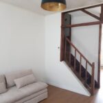 Séjour repeint en blanc avec escalier en bois rénové - Peinture S.L