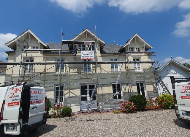 Ravalement de façade sur échafaudage à Saint-Valery-sur-Somme - Peinture S.L